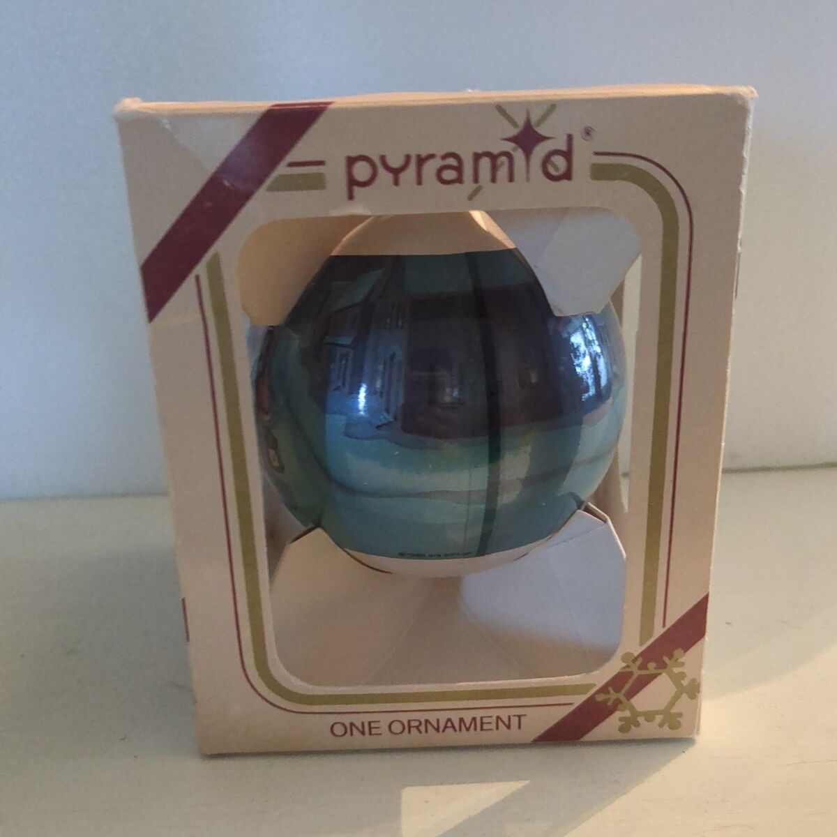 1985 collectors holiday ornament