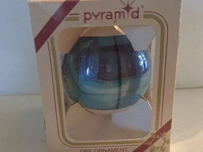 1985 collectors holiday ornament