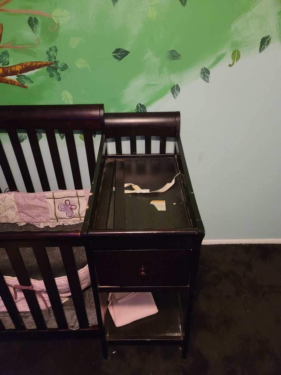 Baby/toddler crib with changing table