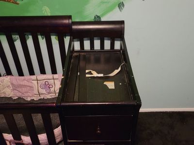 Baby/toddler crib with changing table