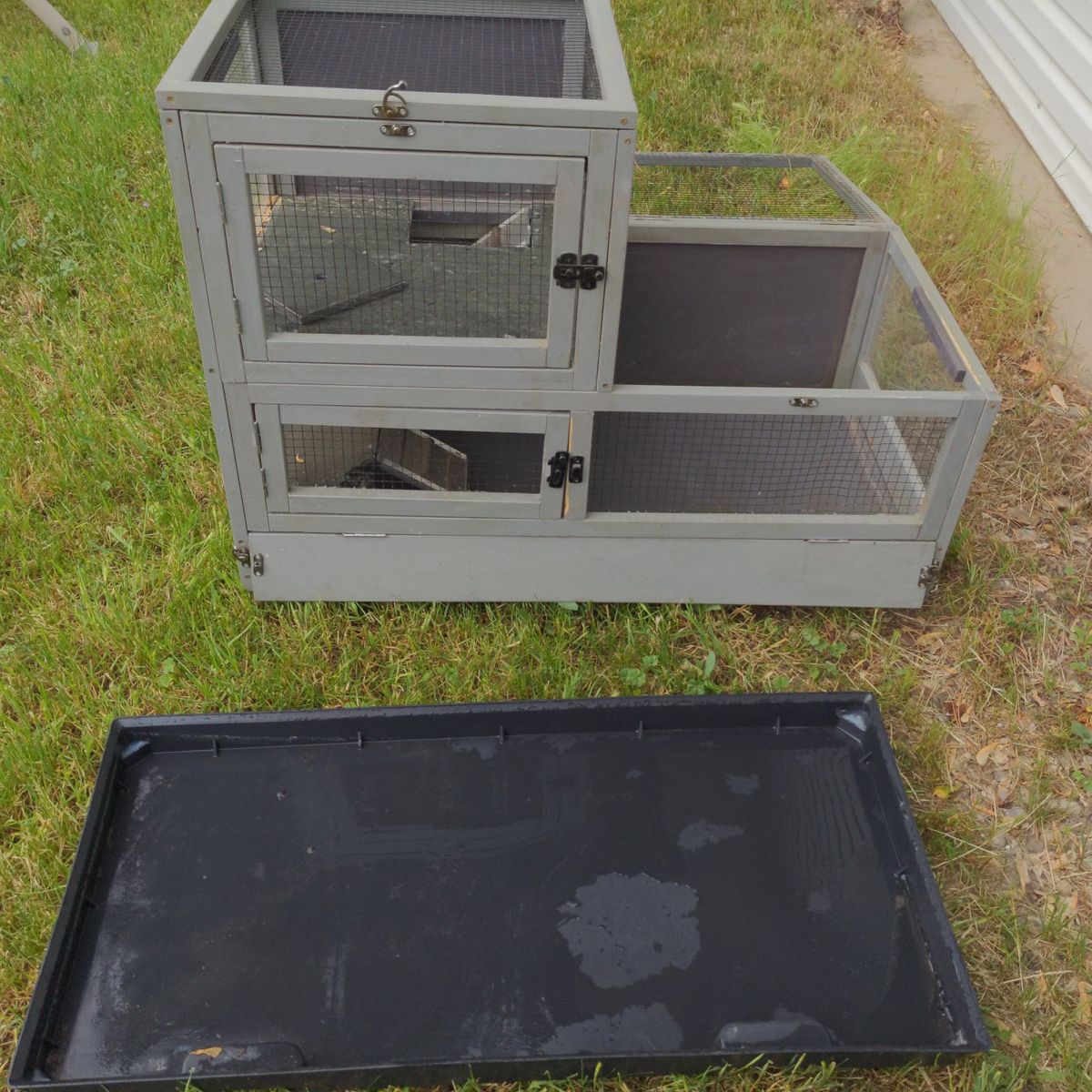 Small animal (Bunny) Hutch Hutch with removable tr