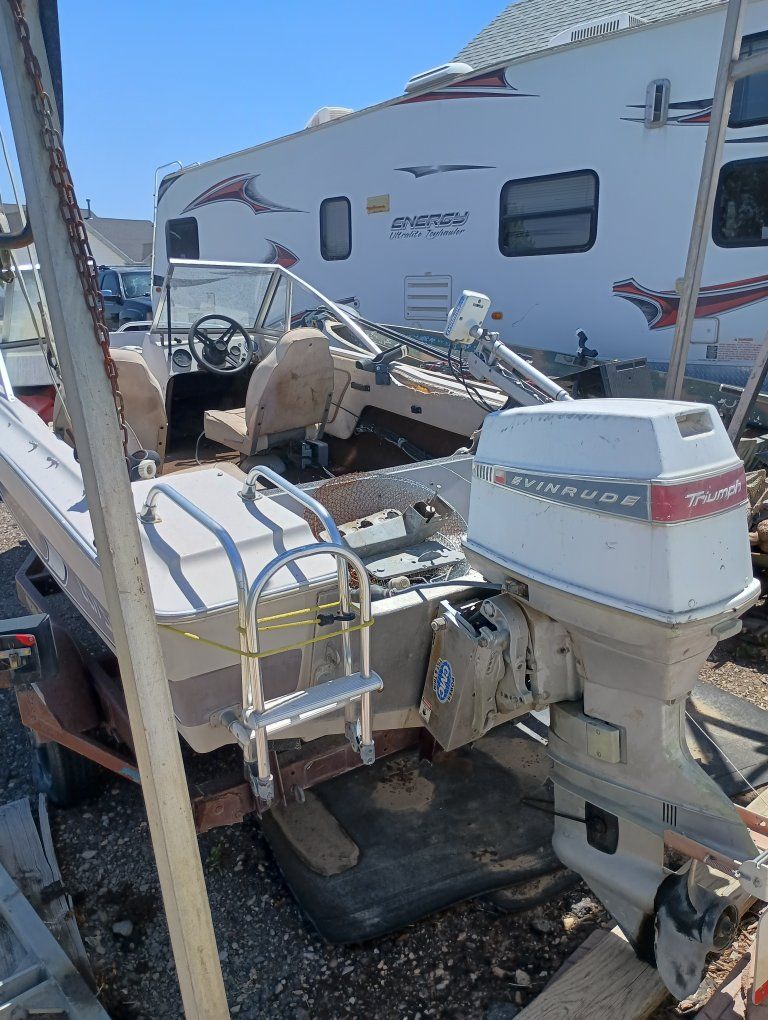 Larson 16' Fiberglass boat with Trailer - 55hp Evinrude and Evinrude electric trolling motor.Needs Restoration.
