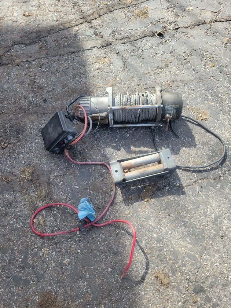 12000 capacity winch w/steel cable