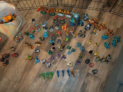 90+ skylanders duplicate lot, will sell/trade sing