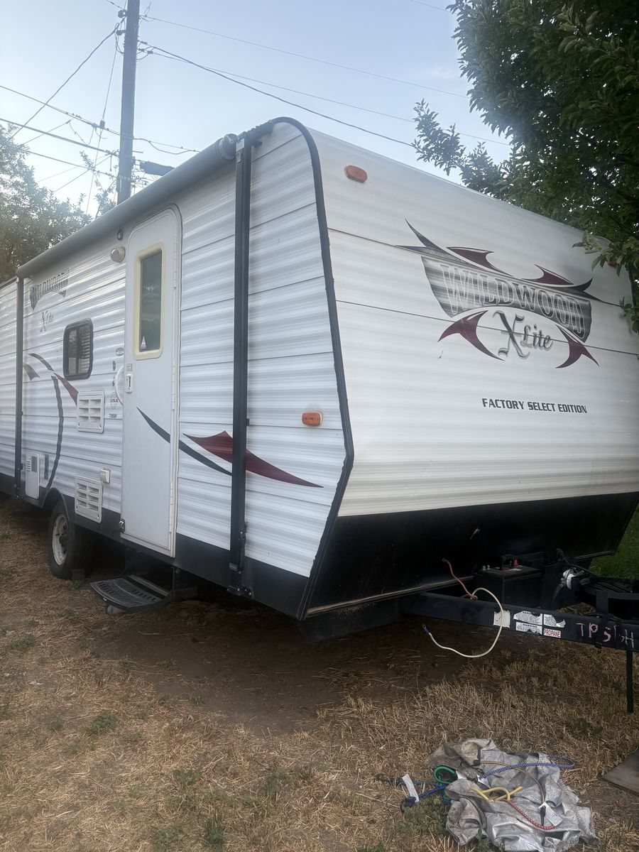 Wildwood X-Lite Factory Select Travel Trailer - Sleeps 4 - Good Condition