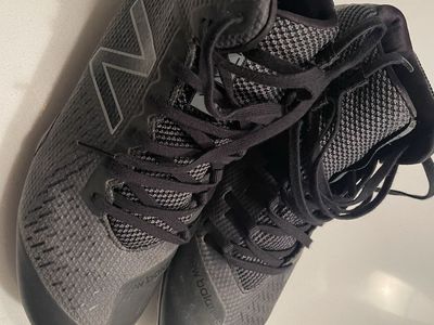 New Balance Black Mid-Top Lacrosse Cleats Sports Shoes size 40 US men’s 9,5