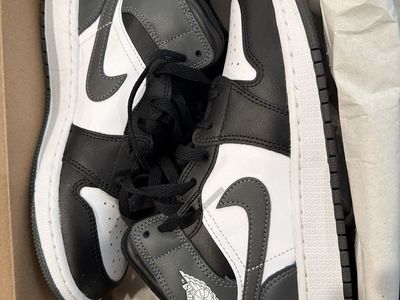 Nike Air Jordan 1 Mid GS Youth Size 5.5 Brand New