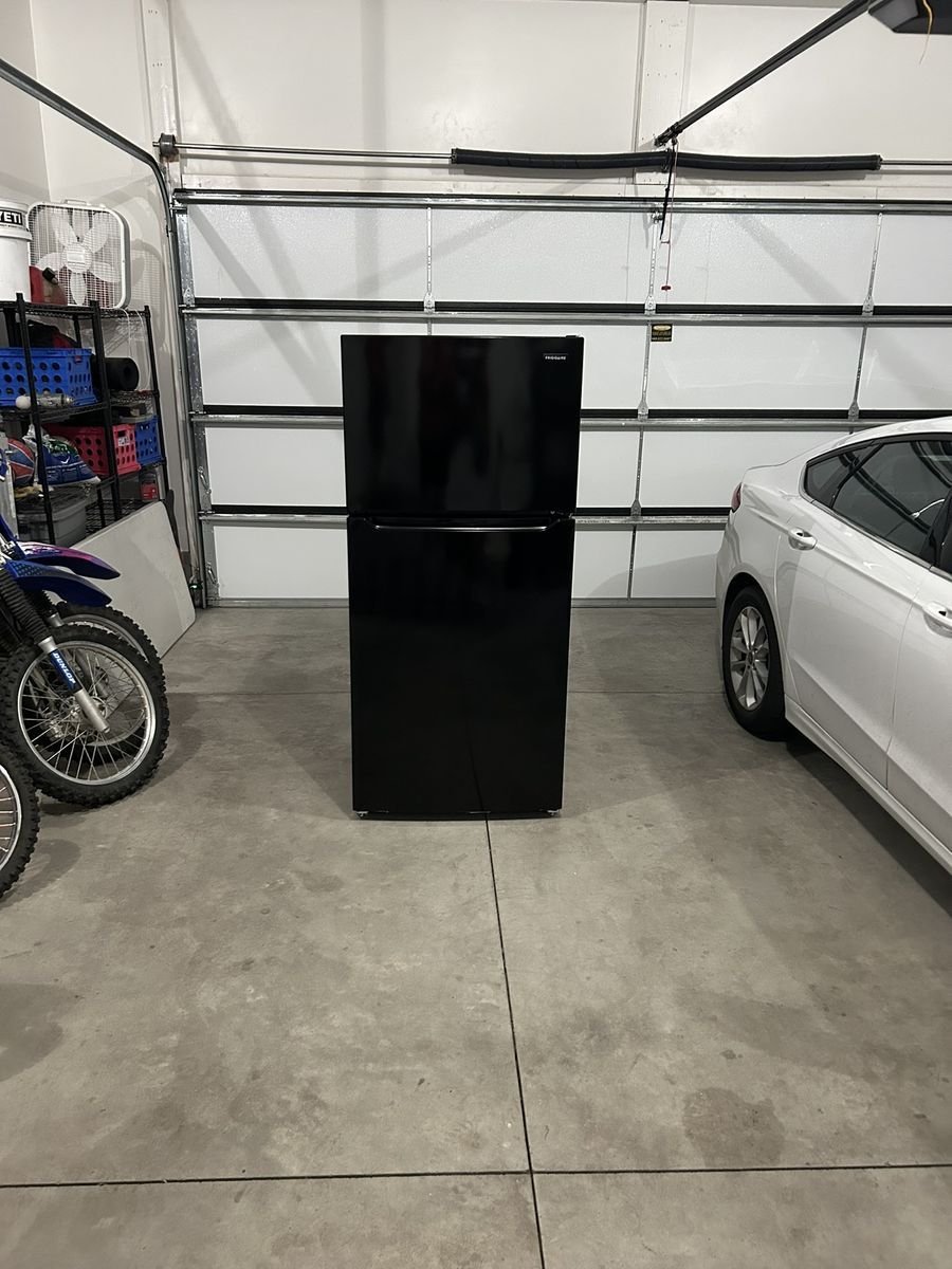 Like new Frigidaire 30" 18.3 cu. ft. Refrigerator