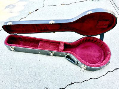 Vintage banjo hardshell case- wood core. Designed for open back banjos (not resonator banjos)