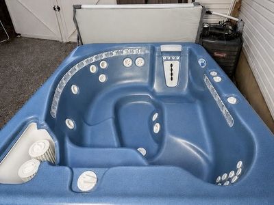 HotSpring Sovereign 5‑Person Spa/Hot Tub – Professionally Serviced – Delivery Available