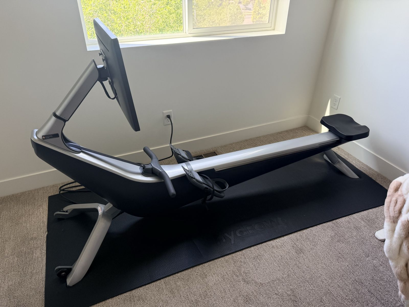 2021 Hydrow Rowing Machine + Mat – Barely Used