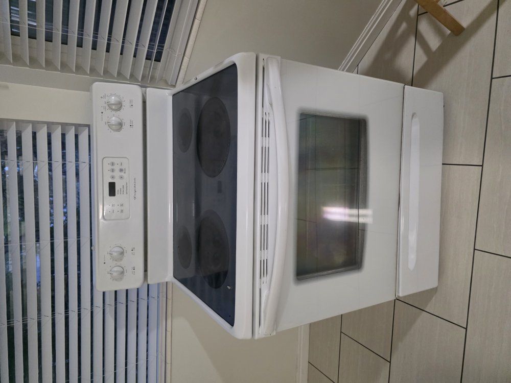 Frigidaire Electronic 4 burner range