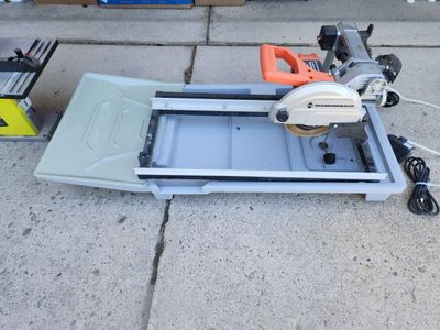 Diamondback Wet Tile Saw