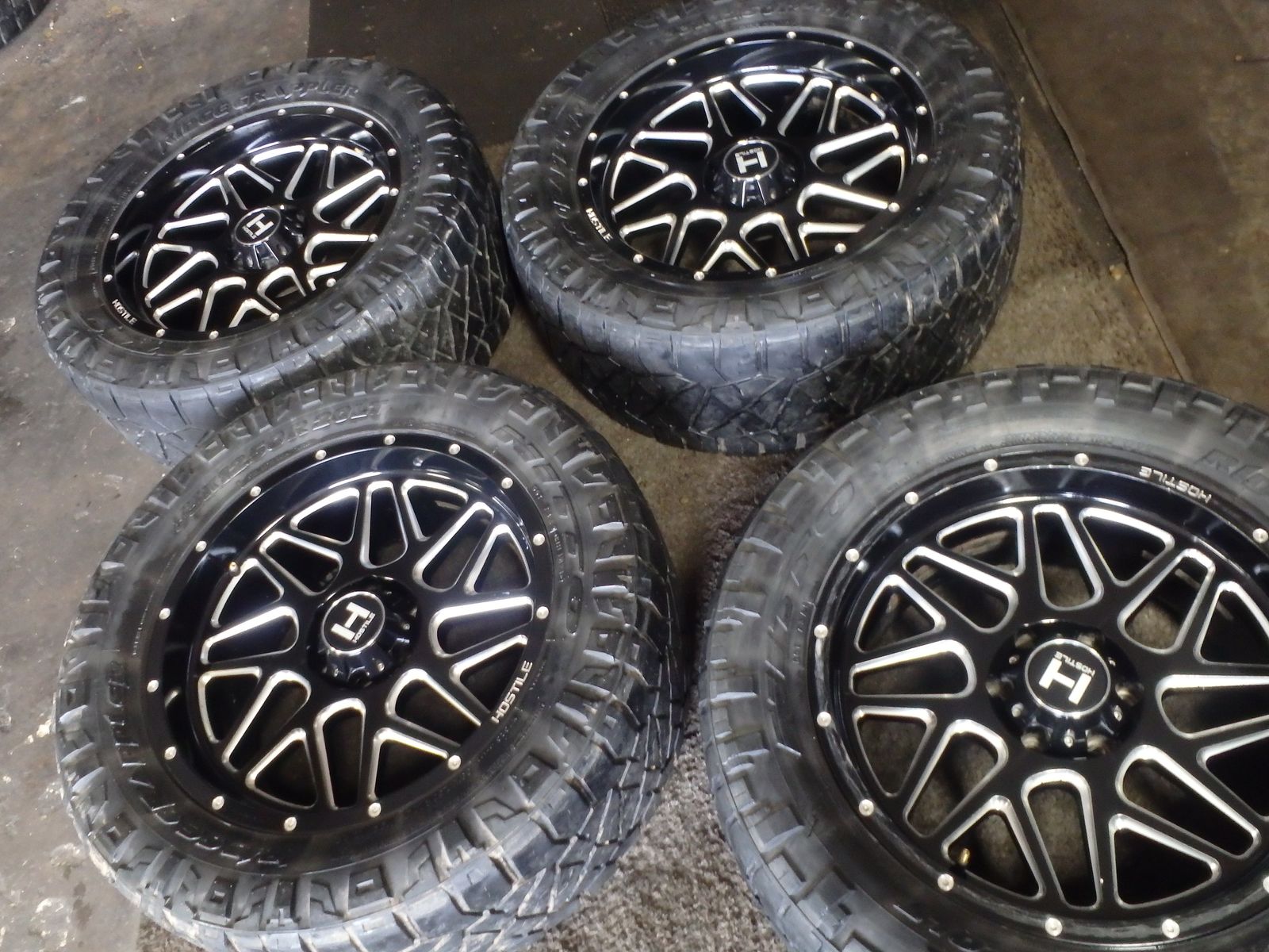 SET OF USED WHEELS AND TIRES HOSTILE 20" INCH 20X9 6X135 AND TIRES 33X12.50R20