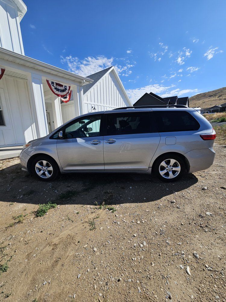 2017 Toyota Sienna LE