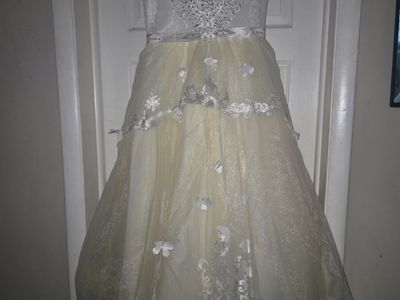 Girls White & Champagne Lace Tulle Formal Dress $65 O.B.OSize 10 Flowy Petal Embellishments