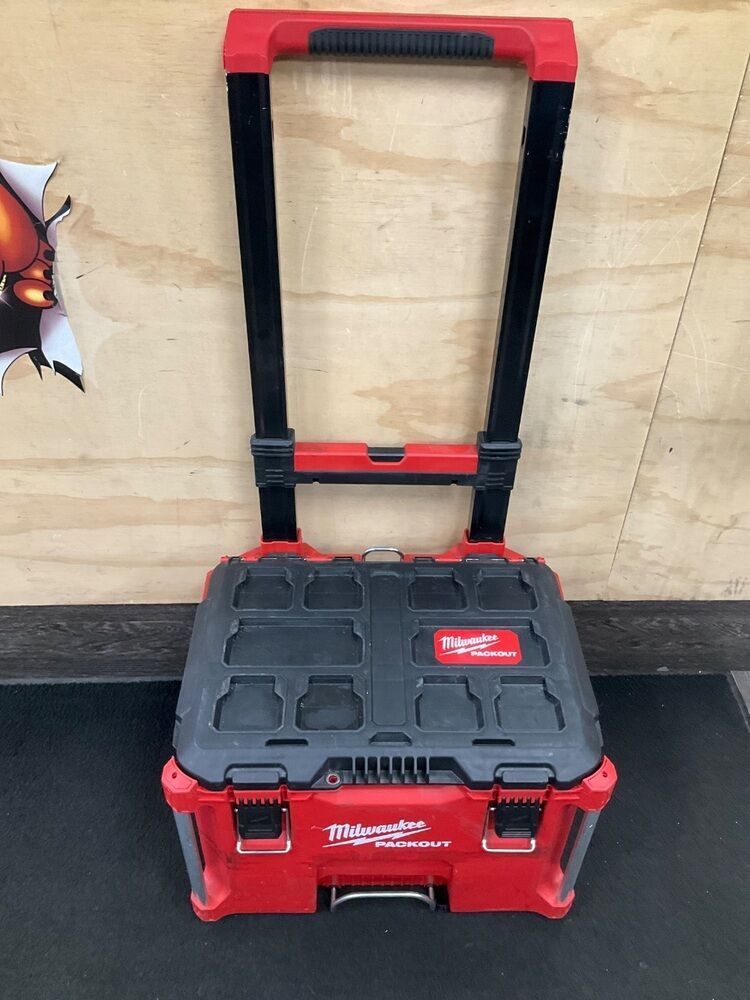 MILWAUKEE ROLLING PACK OUT