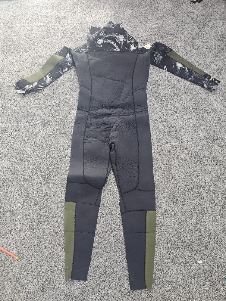 NWT Women's Wetsuit, Size 10. Billabong