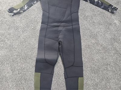 NWT Women's Wetsuit, Size 10. Billabong
