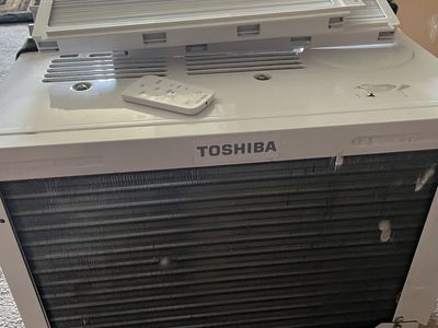 WINDOW AC UNIT LIKE NEW