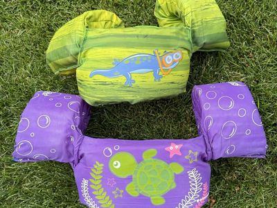 2 puddle jumper floaties
