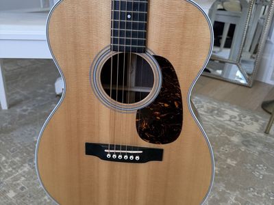 Martin Custom Shop 00 w/ Guatamalan rosewood - amazing guitar!