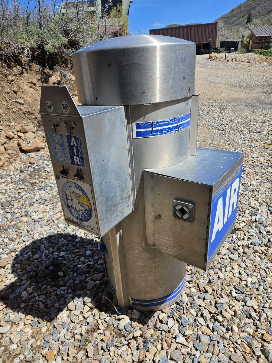 Vacuum vending machine