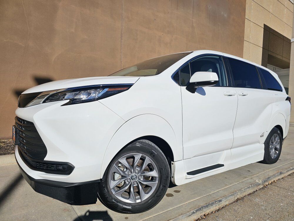 2022 Toyota Sienna LE