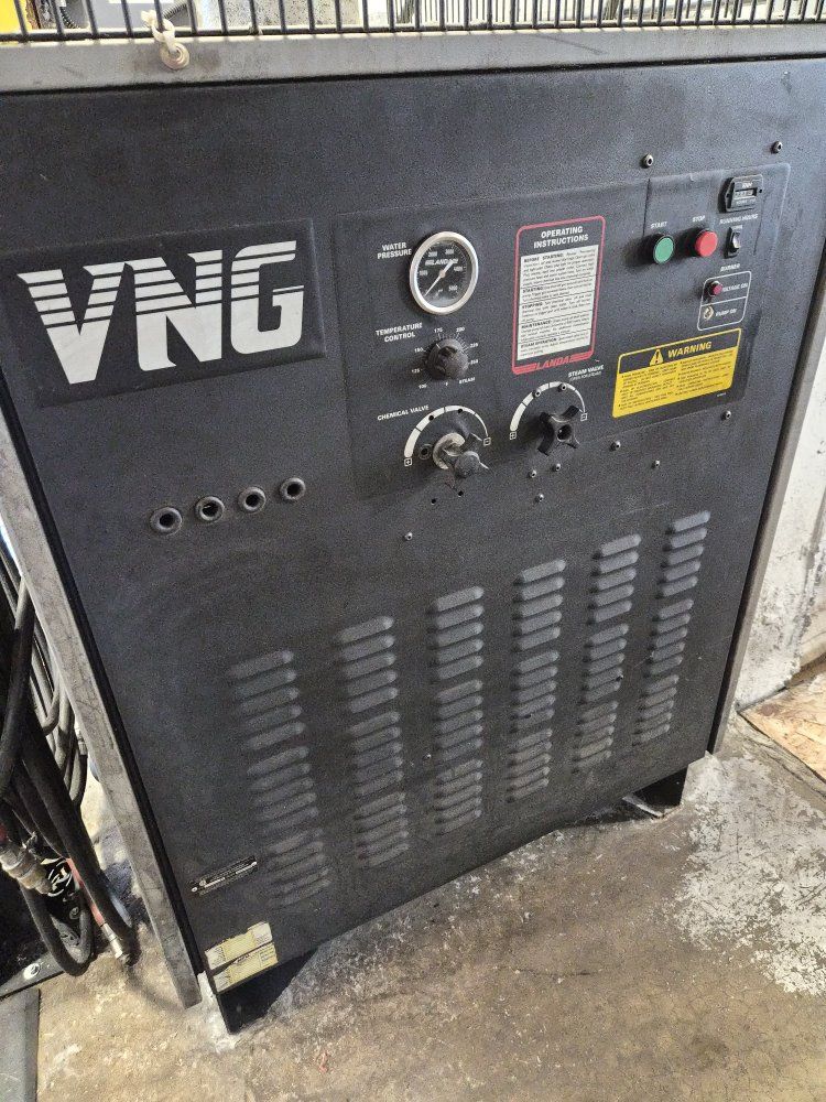 Landa Natural Gas VNG4-20021A 2000 PSI 230V Hot Water Pressure Washer w/ Hose Reel. 230V Single Phase, 4 Galons per minute