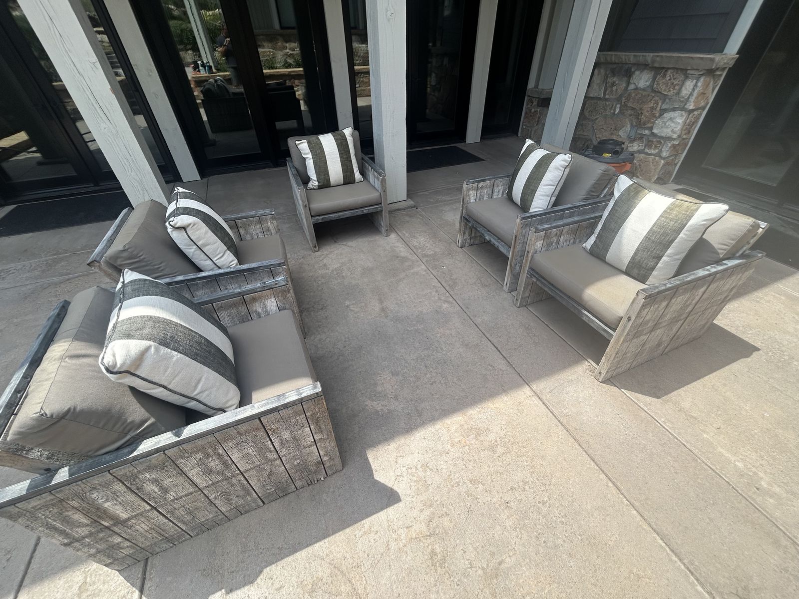 Set of 5 sturdy outdoor patio chairs