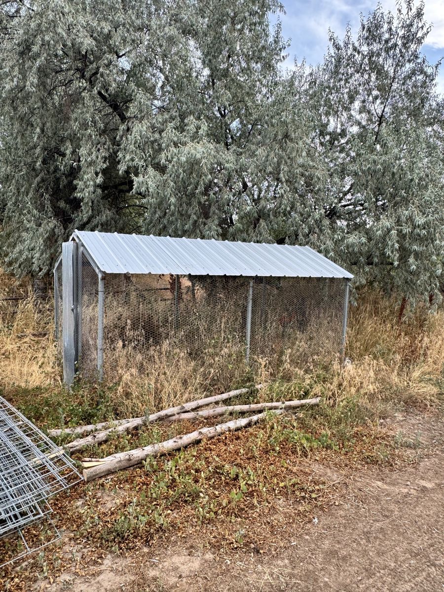 Mobile chicken pen 
