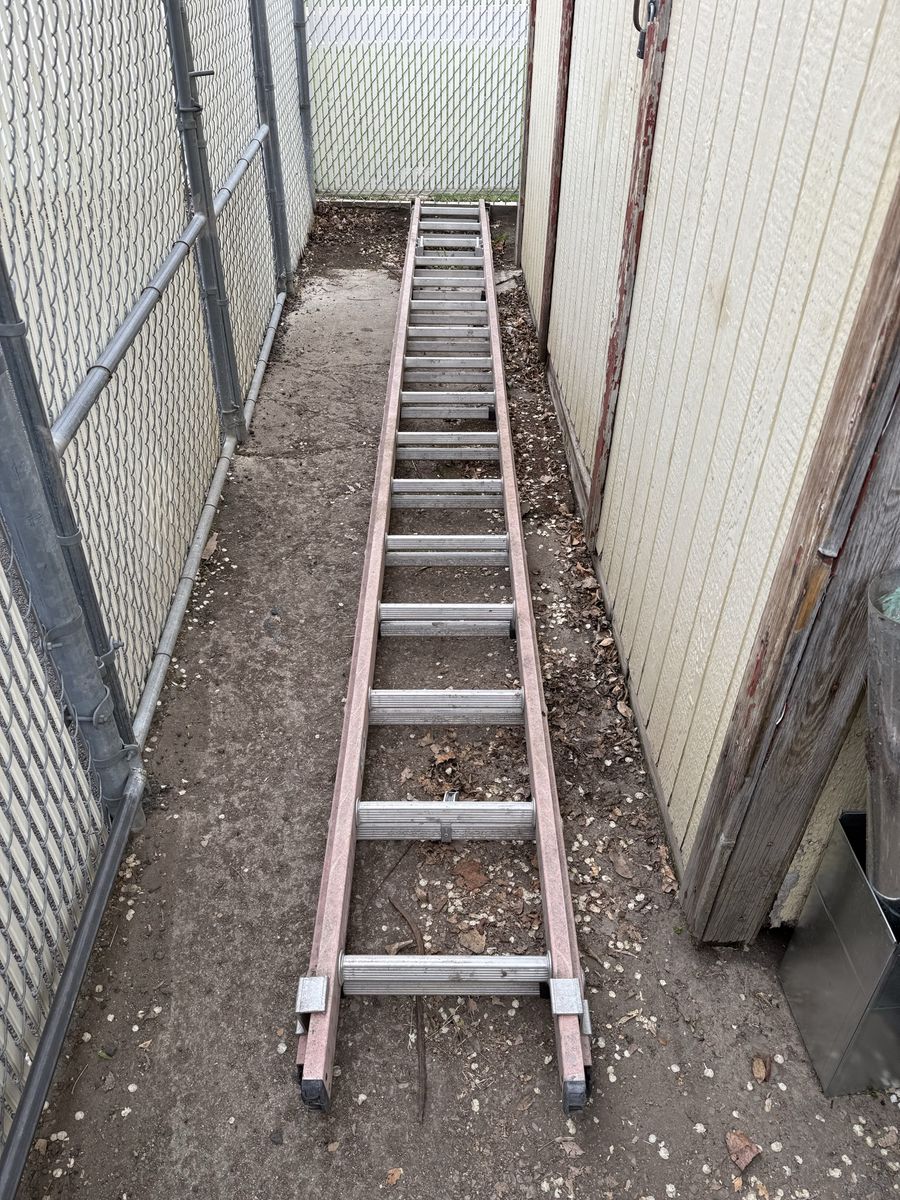 28' Werner Fiberglass Ladder