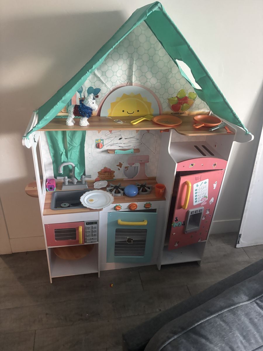 Little play kitchen