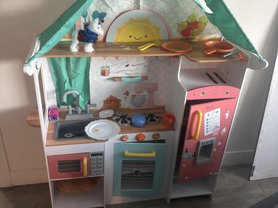 Little play kitchen