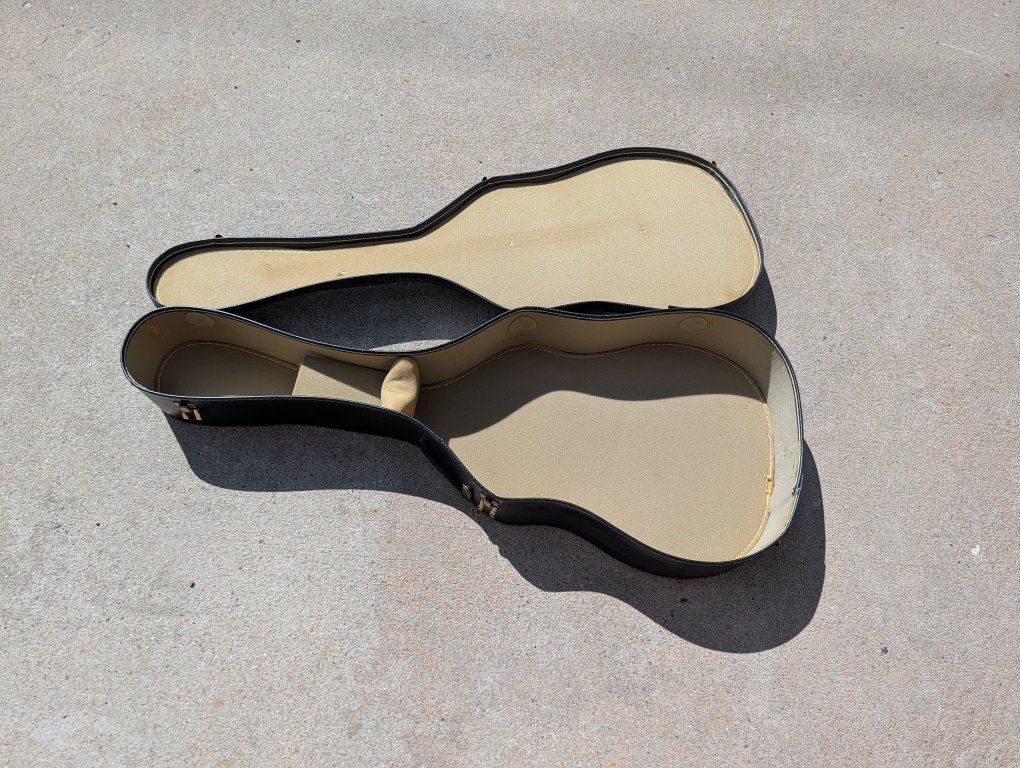 Vintage Black Hardshell Acoustic Guitar Case 41 Inches
