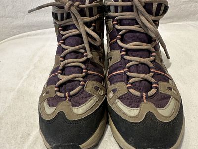 Quechua women’s size 5.5 purple/beige hiking boots