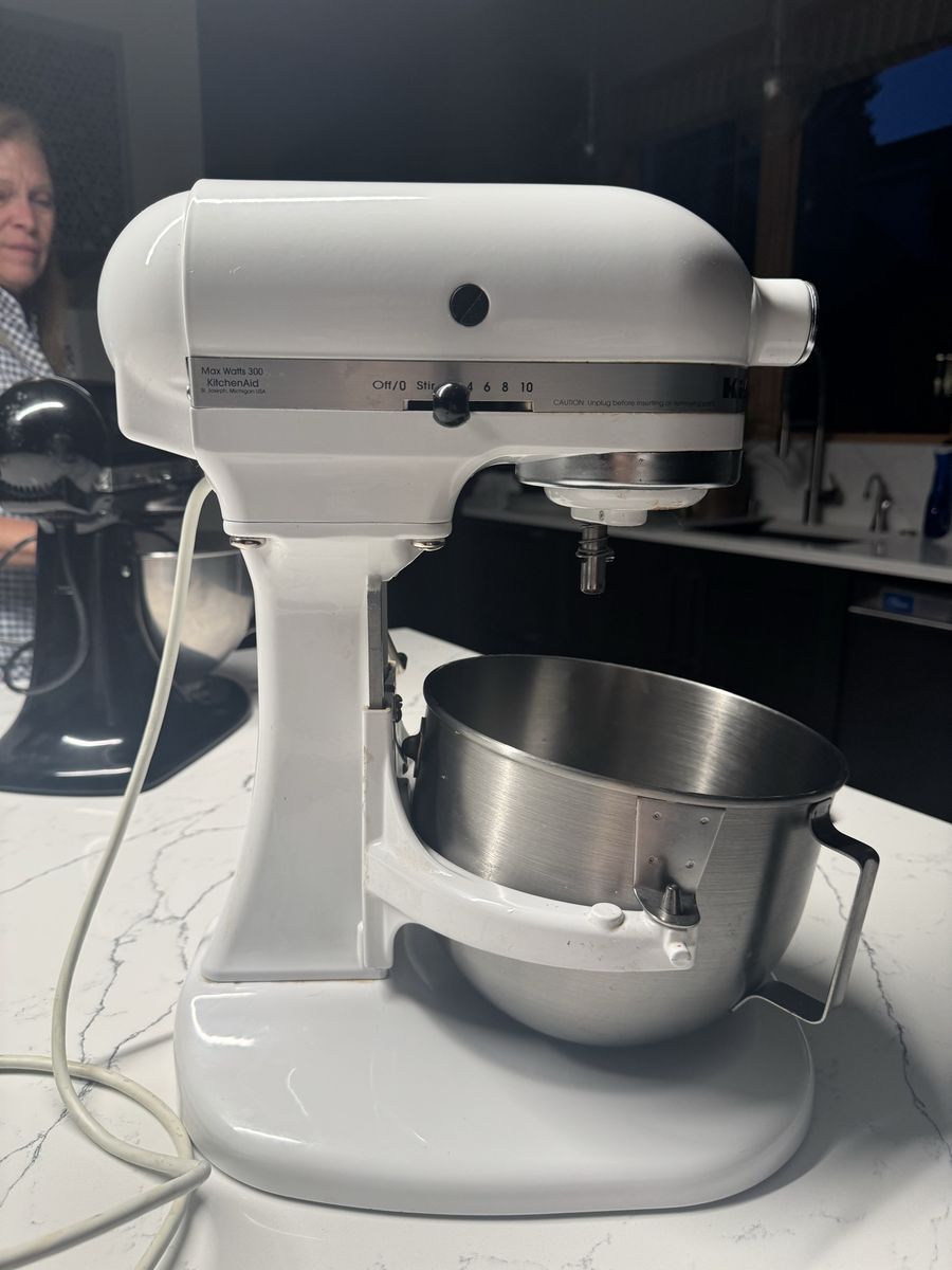KitchenAid Classic Plus KSM75 4.5-Quart Tilt-Head Stand Mixer - White, 300W