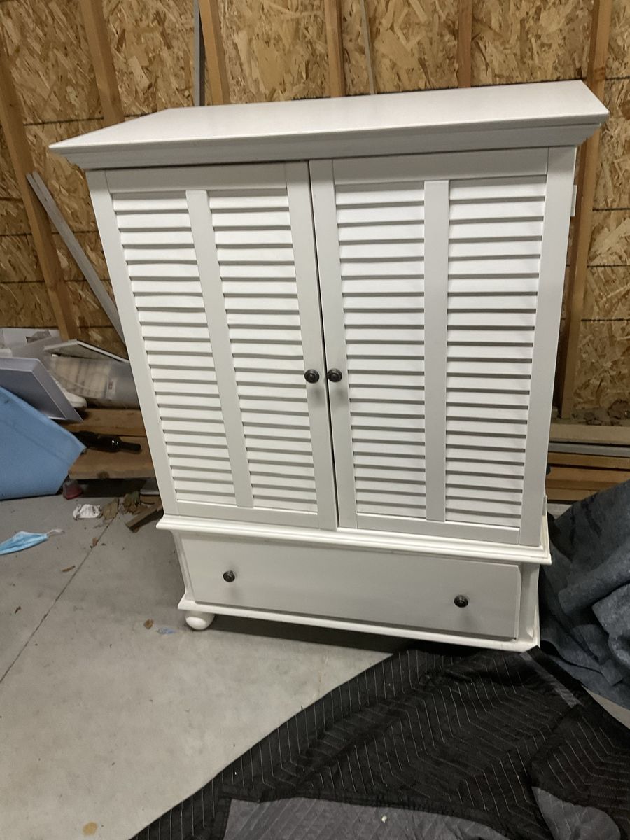 Beautiful white Thomasville Wardrobe with 2 large drawers. Excellent condition. Pet free smoke free home
