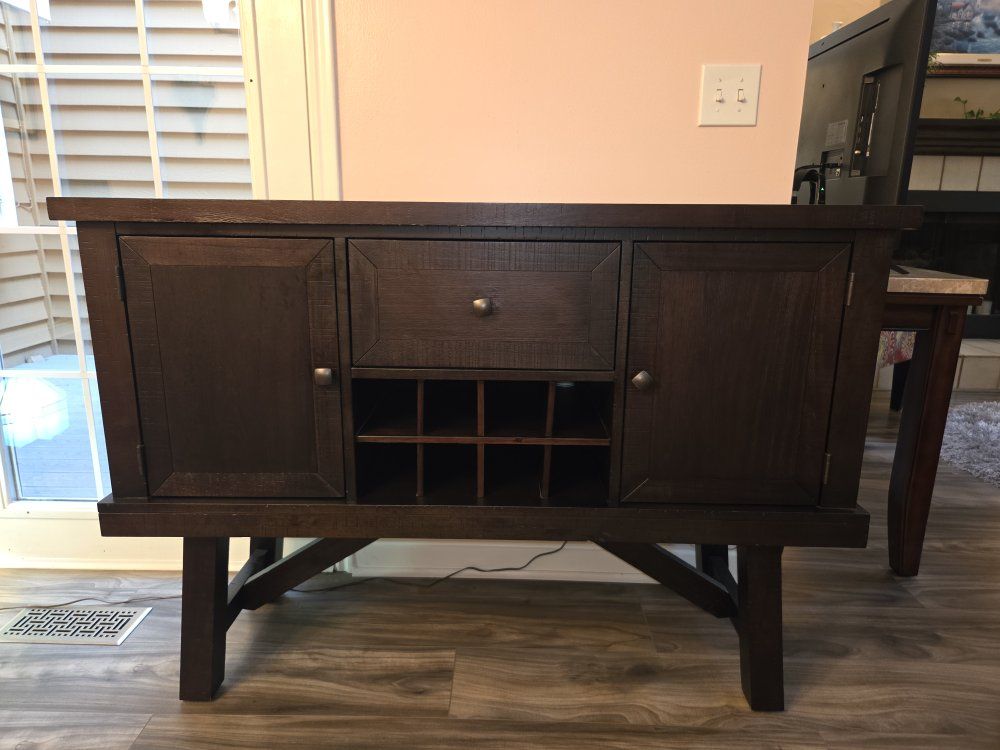 Server with Wine Storage