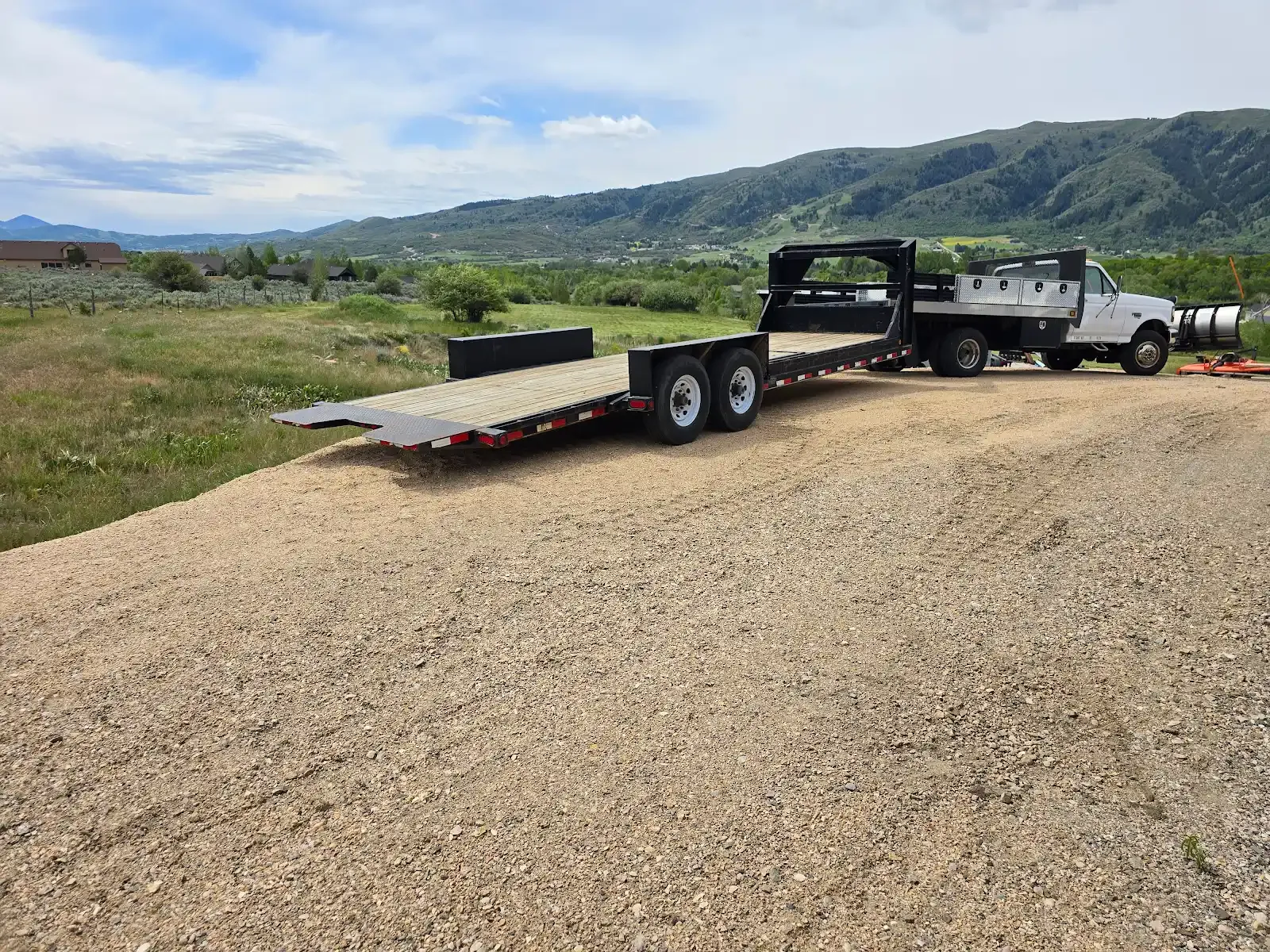 Gooseneck tilt trailer