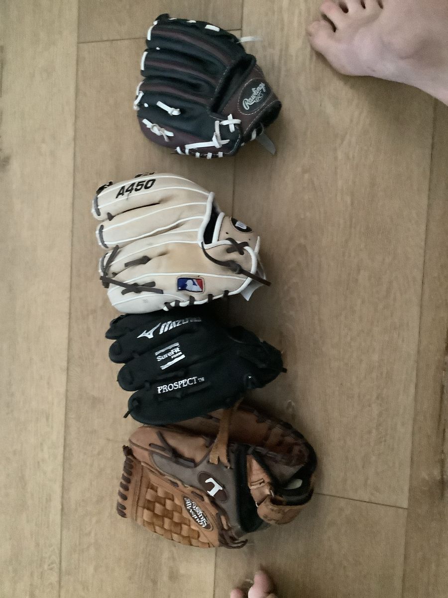 Lot of 4 Youth Baseball/Softball Gloves - Rawlings, Wilson A450, Mizuno Prospect, Louisville Slugger