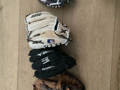 Lot of 4 Youth Baseball/Softball Gloves - Rawlings, Wilson A450, Mizuno Prospect, Louisville Slugger