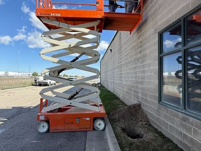 SCISSOR LIFT 19 - 26 - 32FT. RENTAL
