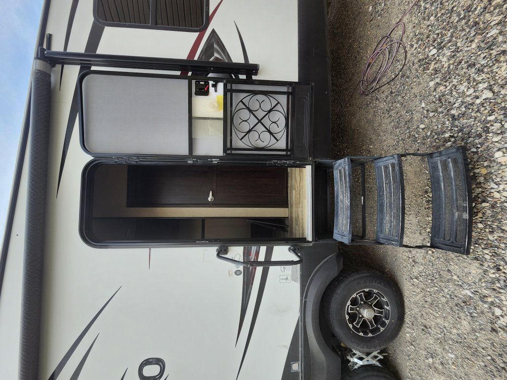 Main image 6