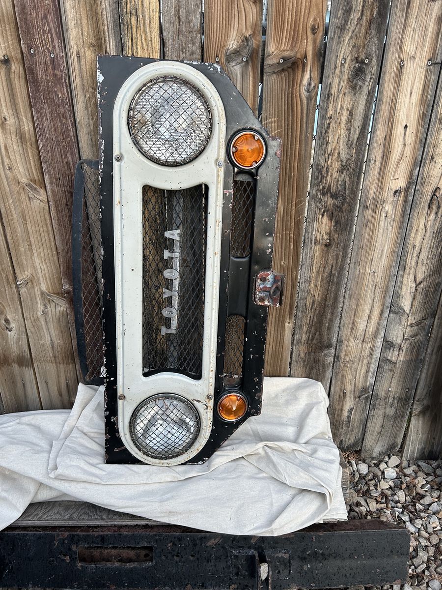 Toyota Land Cruiser Vintage front Bib/grill