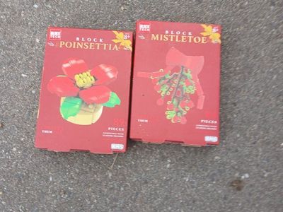 Block Tech Poinsettia & Mistletoe Christmas Building Block Sets - New, 89+ Pieces