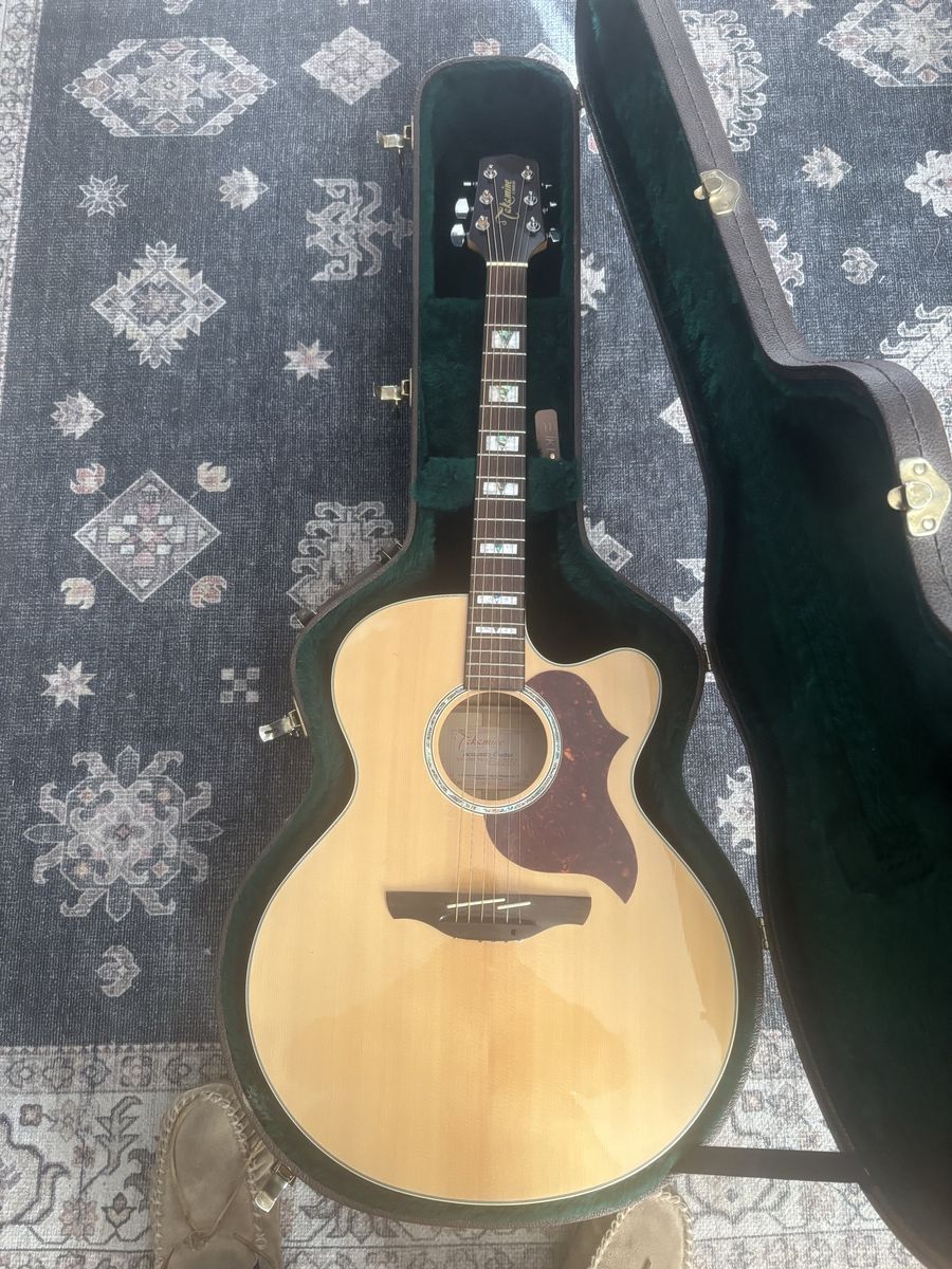 Acoustic/electric 6 String Guitar