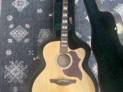 Acoustic/electric 6 String Guitar