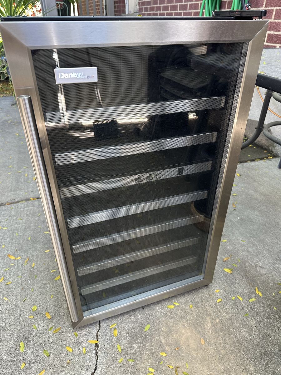 Danby 38 bottle wine fridge / cooler. 