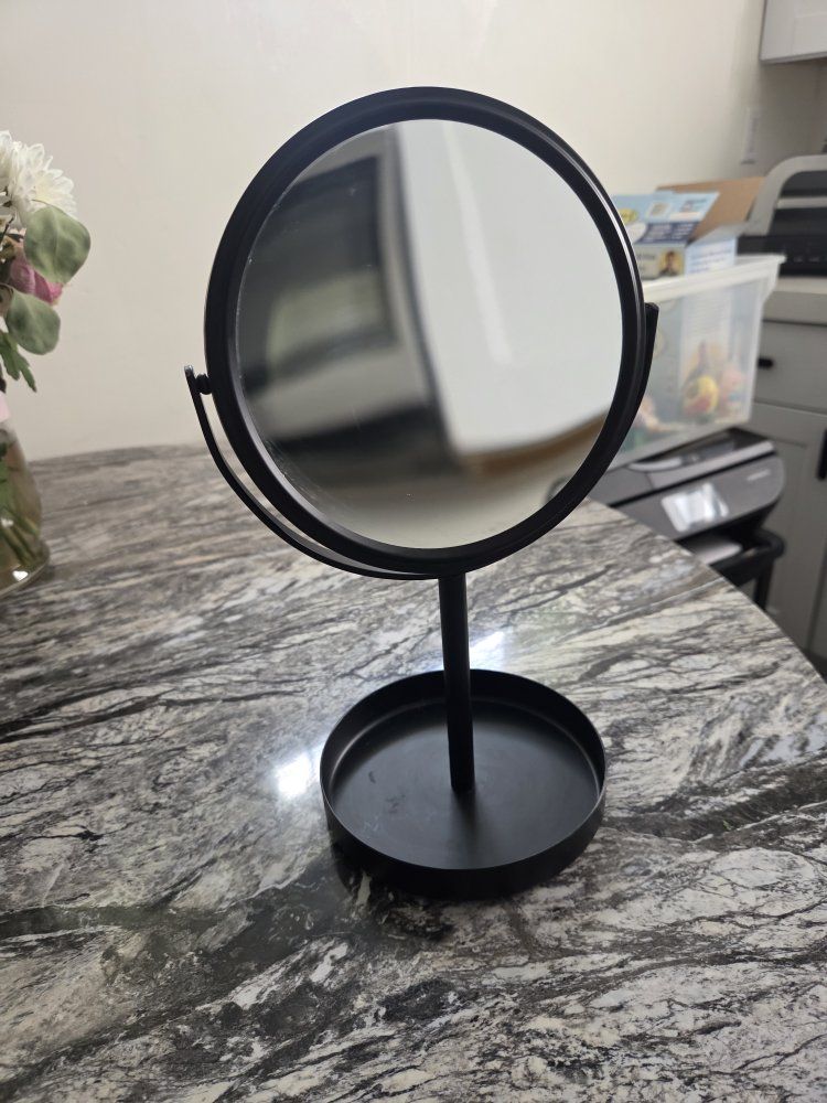 magnifying mirror with tray.